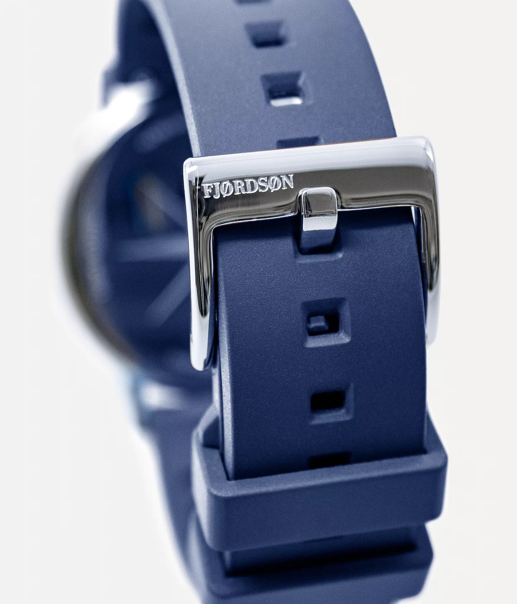 Strap detail lock shot - Fjordson watch with white dial and blue rubber watch strap - UNISEX - vegan & approved by PETA - Swiss made
